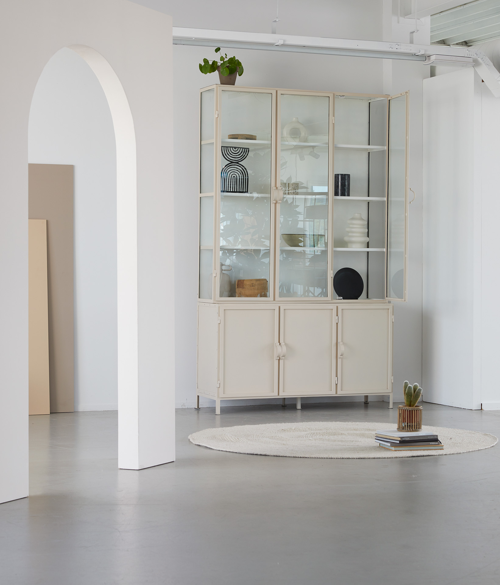 New Routz - Vitrinekast Detroit Zand thumbnail hover image