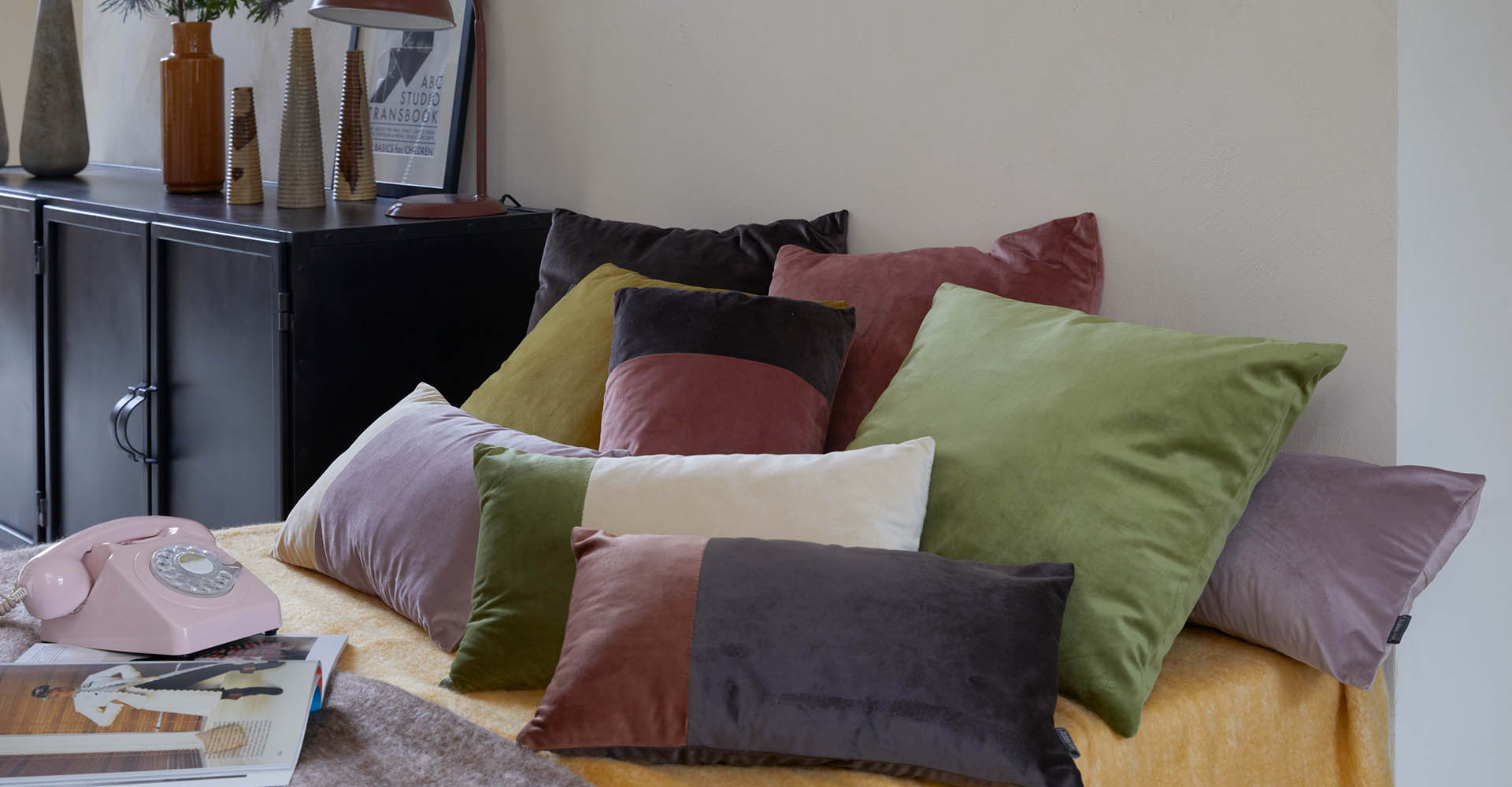 Kussen Velvet Dark Brown.Brown 30x50cm thumbnail hover image